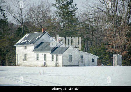 Ein kleines "Teleskop" Haus mit vielen kleinen Ergänzungen und einem Nebengebäude auf der Rückseite. St. Mary's County, Maryland. Stockfoto