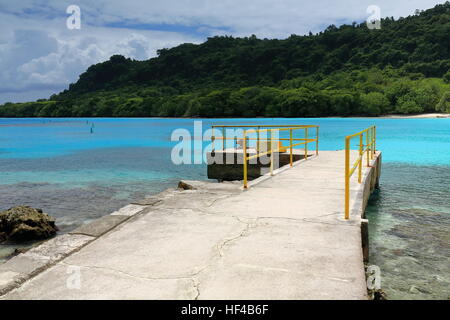 Pier-gelb Geländer-White Sands-blaue Wasser der Champagner Strand-Hog Hafenbucht geschlossen auf dem N.by Elefanten Insel-hier feierte die Amerikaner zu festigen Stockfoto