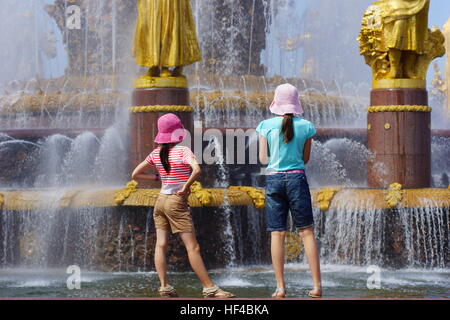 Mädchen am Brunnen im Park am WDNCh an einem heißen Sommertag. Russland, Moskau, WDNCh. 22. Juli 2014 Stockfoto