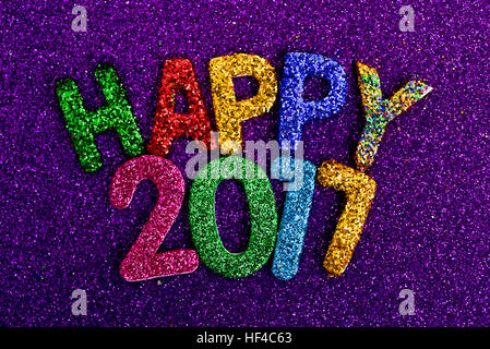Nahaufnahme von einige glitzernden Buchstaben in verschiedenen Farben bilden den Text gerne 2017 auf einem violetten glitzernden Hintergrund Stockfoto