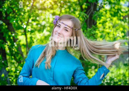 junge schöne Frau mit Kranz auf dem Kopf herein der Sommerpark Stockfoto