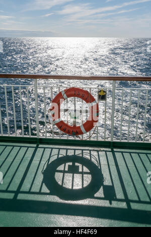 Rettungsring mit einem L161 Rettungsring Licht befestigt auf einer Fähre Stockfoto