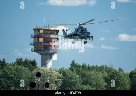 Tschechische Angriff Hubschrauber mit einem Flug-Tower im Hintergrund Stockfoto
