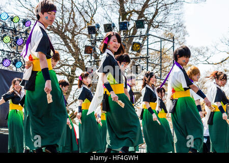 Japanische yosakoi Dance Festival. Männer und Frauen tanzen auf der Bühne in bunten Kostümen. Low Angle View entlang der Tänzer. Stockfoto