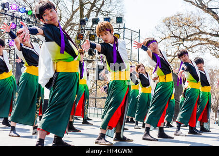 Japanische yosakoi Dance Festival. Männer und Frauen tanzen auf der Bühne in bunten Kostümen. Low Angle View entlang der Tänzer. Stockfoto