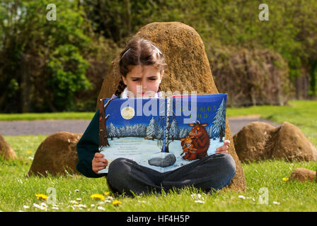 Studenten an Shaw c von e Primary School, Melksham, Wiltshire, UK, mit Lehrer Dave Barrie (braun Pullover), Bücher lesen. Stockfoto