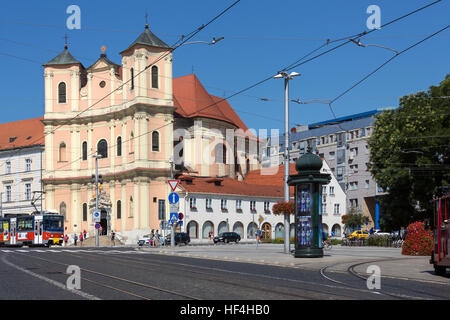 Straßenszene von der trinitarischen Kirche in der Stadt Bratislava, die Hauptstadt der Slowakei in Osteuropa. Stockfoto