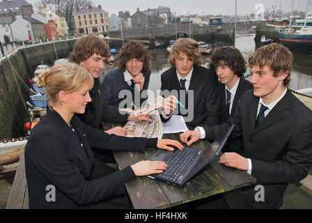 Studenten der Castle Rushen Schule, castletown, Insel Man, Mitglieder der Aktien Club, mit Lehrern im Hafen Stockfoto