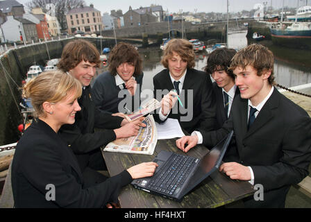 Studenten der Castle Rushen Schule, castletown, Insel Man, Mitglieder der Aktien Club, mit Lehrern im Hafen Stockfoto