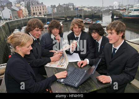 Studenten der Castle Rushen Schule, castletown, Insel Man, Mitglieder der Aktien Club, mit Lehrern im Hafen Stockfoto