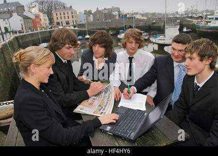 Studenten der Castle Rushen Schule, castletown, Insel Man, Mitglieder der Aktien Club, mit Lehrern im Hafen Stockfoto