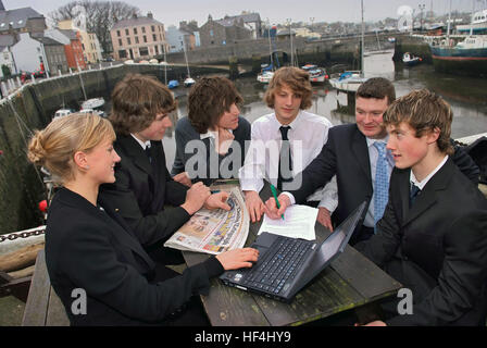 Studenten der Castle Rushen Schule, castletown, Insel Man, Mitglieder der Aktien Club, mit Lehrern im Hafen Stockfoto