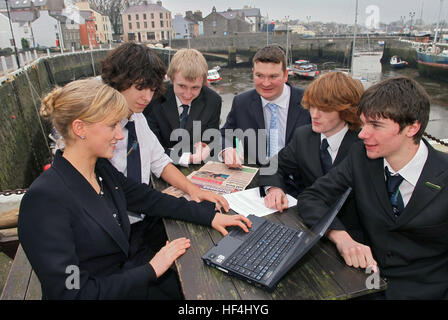 Studenten der Castle Rushen Schule, castletown, Insel Man, Mitglieder der Aktien Club, mit Lehrern im Hafen Stockfoto