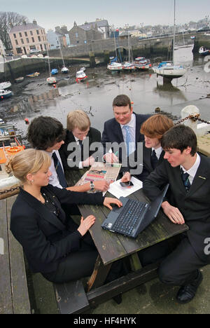 Studenten der Castle Rushen Schule, castletown, Insel Man, Mitglieder der Aktien Club, mit Lehrern im Hafen Stockfoto