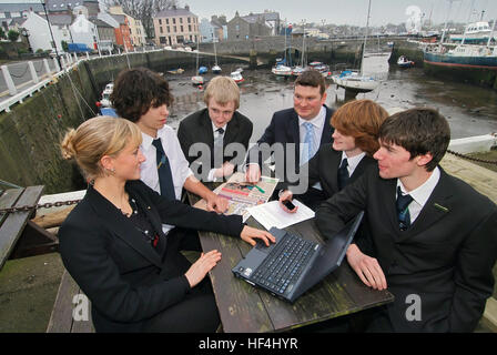 Studenten der Castle Rushen Schule, castletown, Insel Man, Mitglieder der Aktien Club, mit Lehrern im Hafen Stockfoto