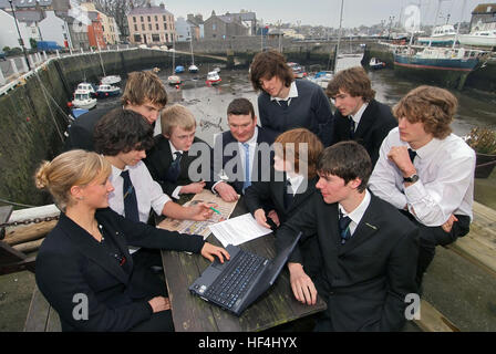 Studenten der Castle Rushen Schule, castletown, Insel Man, Mitglieder der Aktien Club, mit Lehrern im Hafen Stockfoto