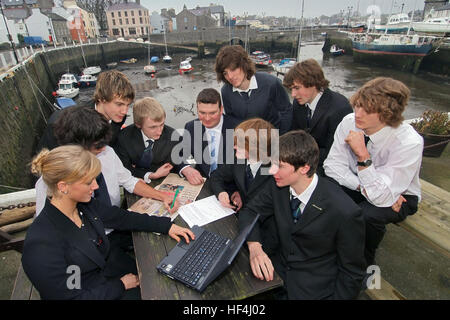 Studenten der Castle Rushen Schule, castletown, Insel Man, Mitglieder der Aktien Club, mit Lehrern im Hafen Stockfoto