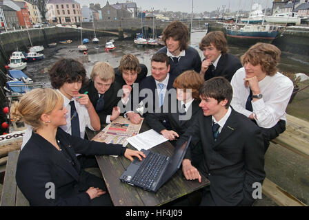 Studenten der Castle Rushen Schule, castletown, Insel Man, Mitglieder der Aktien Club, mit Lehrern im Hafen Stockfoto