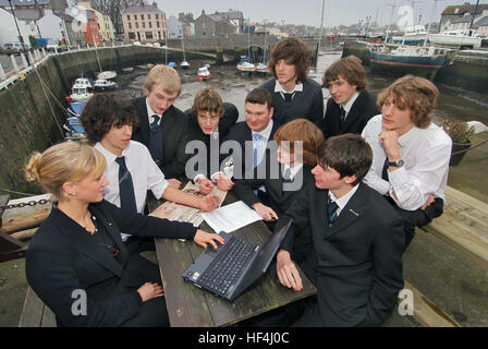 Studenten der Castle Rushen Schule, castletown, Insel Man, Mitglieder der Aktien Club, mit Lehrern im Hafen Stockfoto