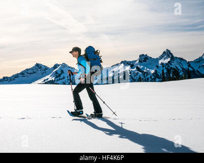 Eine ältere Frau, Schneeschuhwandern in North Cascade Mountains, US-Bundesstaat Washington Stockfoto