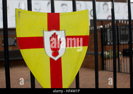 Die Ehre-Tour der Ira Soldaten - 08/01/2012 - Nordirland / Ulster / Belfast - rote Hand und gelbe Scud, Symbol für Gewerkschafter von Belfast - Olivier Goujon / Le Pictorium Stockfoto