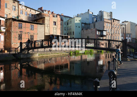 Europa, Polen, Bydgoszcz, alten Gebäuden und Fußgängerbrücke über Brda Fluss Zweig im historischen Zentrum der Stadt Stockfoto