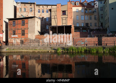 Alte Häuser am Flussufer, Mehrfamilienhäuser, Wohnblocks Fluss Brda in Stadt Bydgoszcz in Polen Stockfoto