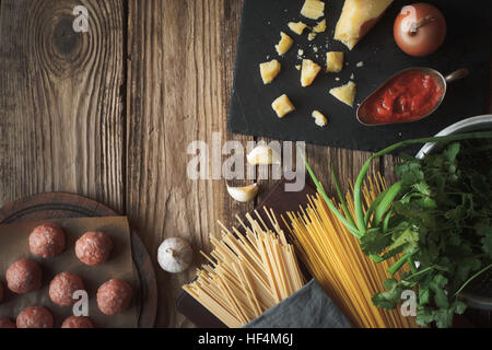 Zutaten für Kochen Spaghetti, Frikadellen mit Käse und frischen Kräutern auf die Tabelle horizontal Textfreiraum Stockfoto