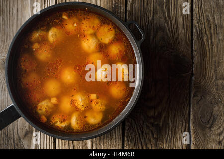Fleischbällchen in einen Schmortopf auf die alten Bretter horizontal textfreiraum gekocht Stockfoto