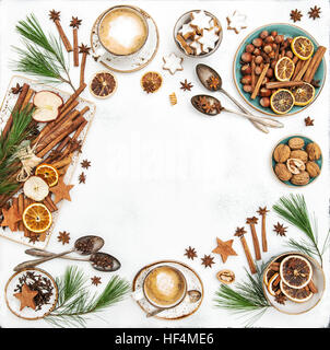 Weihnachtsplätzchen mit Kaffee, Zimtstangen, Anis Sterne, Nüssen und getrockneten Orange in Scheiben geschnitten Stockfoto