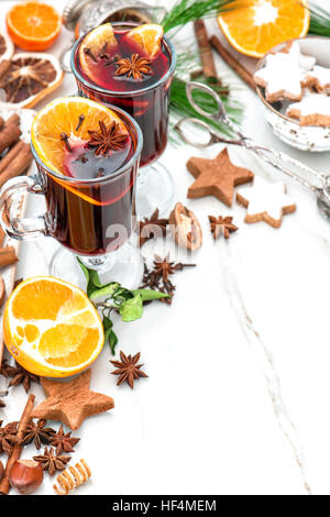 Glühwein Wein Zutaten auf hellem Hintergrund. Roter Punsch mit Früchten und Gewürzen. Weihnachts-Essen und Getränke Stockfoto