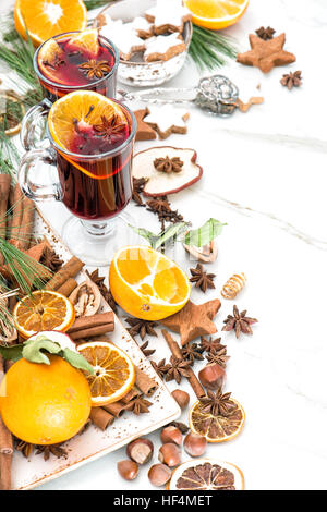 Glühwein auf weißem Hintergrund. Roter Punsch mit Früchten und Gewürzen. Weihnachts-Essen und Getränke Stockfoto