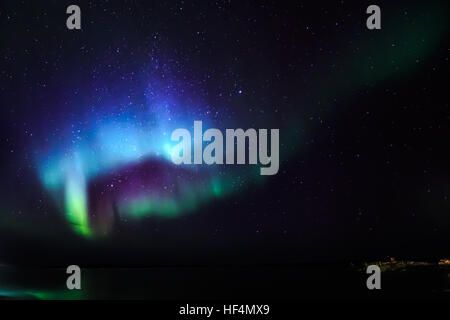 Nordlichter über den Fjord, Blick vom alten Hafen, Stadt Nuuk, Grönland Stockfoto