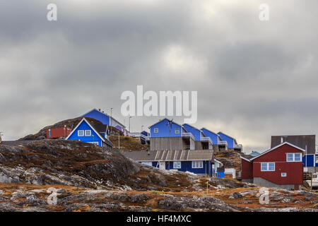 Bunte Häuschen versteckt zwischen den Steinen im Vorort der Stadt Nuuk, Grönland Stockfoto