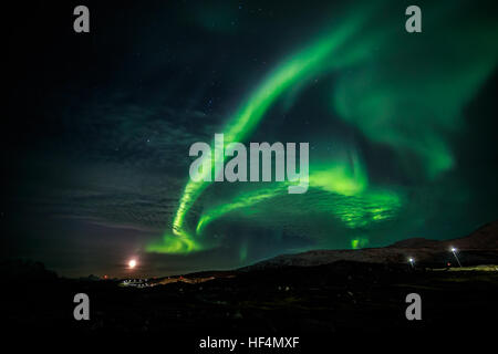 Northern Lights und den aufgehenden Mond in der Nähe der Stadt Nuuk, Grönland Stockfoto