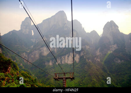 Die weltweit längste Seilbahn ritten Tianmenshan oder Mount Tianmen in der Stadt Zhangjiajie in der Provinz Hunan China gelegen. Stockfoto