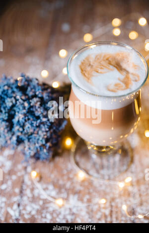 Ausgefallene Latte, die in Glas Kaffee Stockfoto