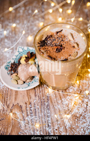 Honig-Kürbis Gewürz-Latte mit Sahne Eis. die Tönung. selektiven Fokus Stockfoto