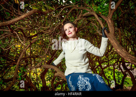 Attraktive junge Frau in modischen Outfit, untersucht in den Wäldern. Stockfoto