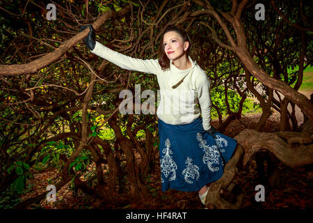 Attraktive junge Frau in modischen Outfit, untersucht in den Wäldern. Stockfoto