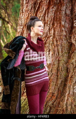 Attraktive junge Frau in modischen Outfit, genießt die Freizeit im Park. Stockfoto