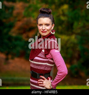 Attraktive junge Frau in modischen Outfit, genießt die Freizeit im Park. Stockfoto
