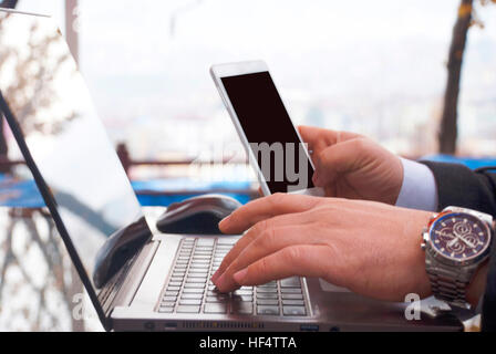 Geschäftsmann, arbeiten mit laptop Stockfoto