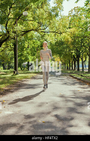 Junge Mädchen mit blauen Augen ein Joging im park Stockfoto