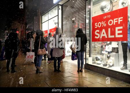 Käufer warten Geschäfte, entlang Edinburghs Princes Street für den Boxing Day Umsatz zu öffnen. Stockfoto