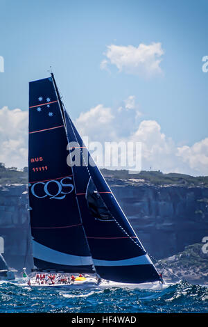 Sydney, Australien. 26. Dezember 2016. Sir Michael Hintze CQS, skippered durch Ludde Ingvall in eine schwere Dünung aus North Head in den Pazifischen Ozean nach Beginn der Rolex Sydney Hobart Yacht Race abgebildet. © Hugh Peterswald/Pacific Press/Alamy Live-Nachrichten Stockfoto