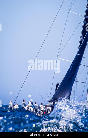 Sydney, Australien. 26. Dezember 2016. Phillip turner's "Alive", skippered durch D Hine abgebildet in einem schweren Wellengang in den Pazifischen Ozean, wie die Flotte aus Sydney Harbour auf 628 nautische Meile Reise nach Hobart geleitet hat. © Hugh Peterswald/Pacific Press/Alamy Live-Nachrichten Stockfoto