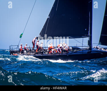 Sydney, Australien. 26. Dezember 2016. Rupert Henry "Stille Post" in eine schwere Dünung in den Pazifischen Ozean als die Flotte abgebildet hat 628 Seemeilen unterwegs nach Hobart aus Sydney Harbour geleitet. © Hugh Peterswald/Pacific Press/Alamy Live-Nachrichten Stockfoto