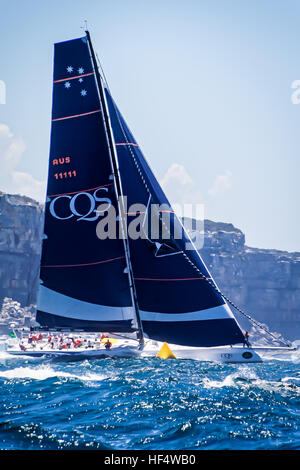 Sydney, Australien. 26. Dezember 2016. Sir Michael Hintze CQS, skippered durch Ludde Ingvall vorbei die Seezeichen aus North Head in den Pazifischen Ozean nach Beginn der Rolex Sydney Hobart Yacht Race. © Hugh Peterswald/Pacific Press/Alamy Live-Nachrichten Stockfoto