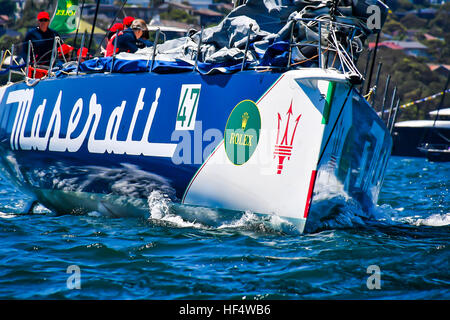 Sydney, Australien. 26. Dezember 2016. Jim Cooney im Bild an der Spitze der "Maserati" vor Beginn der Rolex Sydney Hobart Yacht Race mit den Abschuss von Start Kanone um 13:00 im Hafen von Sydney am zweiten Weihnachtstag, 26 Dezember. © Hugh Peterswald/Pacific Press/Alamy Live-Nachrichten Stockfoto